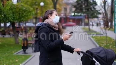 秋天，一位戴着医用口罩的年轻女子站在一座城市的街道上。